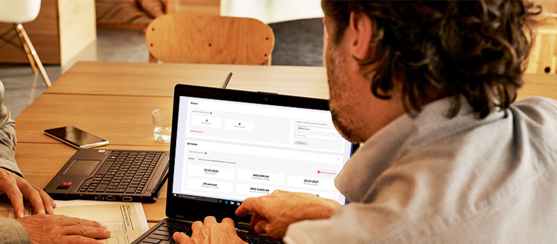 Човек работи на компјутер